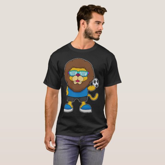 Lion als Voetbalspeler met Voetbal T-shirt (Voorkant volledig)