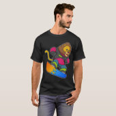 Lion as Snowboarder with Snowboard T-shirt (Voorkant volledig)