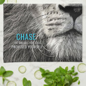 Lion Chase Jouw dromen Theedoek (Gevouwen)