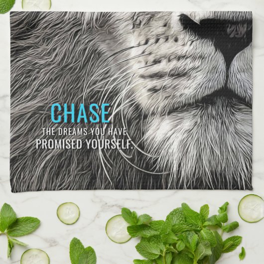 Lion Chase Jouw dromen Theedoek (Gevouwen)