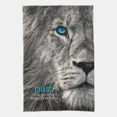 Lion Chase Jouw dromen Theedoek (Verticaal)