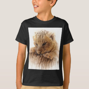 Lion cub kijkt uit naar mooie ogen t-shirt