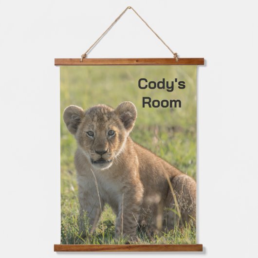 Lion Cub Personaliseer Naam of Teksthout Hangend Wandkleed (Voorkant)