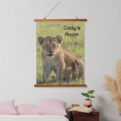 Lion Cub Personaliseer Naam of Teksthout Hangend Wandkleed (Slaapkamer)