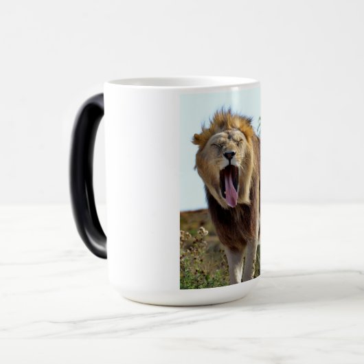 Lion die uit zijn tong steekt magische mok (Voorkant links)