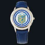 Lion Judah Emblem Ariel Hebrew Horloge<br><div class="desc">Kinder’ roestvrijstalen blauw lederen bandhorloge met een afbeelding van een blauw en geel Lion van Juda embleem op wit met lichtblauwe en donkerblauwe randen en "Ariel" in het Hebreeuws in blauwe letters erboven. Optioneel zilveren klokgezicht. Zie bijpassende vierkante knop, vierkante bedel, grote vierkante premium metalen sleutelhanger, vierkante dubbelzijdige acryl sleutelhanger...</div>