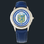 Lion Judah Emblem Ariel Hebrew Horloge<br><div class="desc">Kinder’ roestvrijstalen blauw lederen bandhorloge met een afbeelding van een blauw en geel Lion van Juda embleem op wit met lichtblauwe en donkerblauwe randen en "Ariel" in het Hebreeuws in blauwe letters erboven. Optioneel zilveren klokgezicht. Zie bijpassende vierkante knop, vierkante bedel, grote vierkante premium metalen sleutelhanger, vierkante dubbelzijdige acryl sleutelhanger...</div>