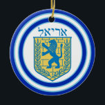 Lion Judah Emblem Ariel Hebrew Keramisch Ornament<br><div class="desc">Ronde keramische ornament met aan beide zijden een afbeelding van een blauwe en gele lion van het japanse embleem op wit met lichtblauwe en donkerblauwe randen en "Ariel" in het Hebreeuws in blauwe letters boven. Zie het volledige collectie van het Ornament Hanukkah onder de categorie van het Huis in de...</div>