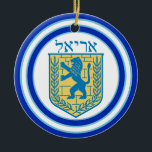 Lion Judah Emblem Ariel Hebrew Keramisch Ornament<br><div class="desc">Ronde keramische ornament met aan beide zijden een afbeelding van een blauwe en gele lion van het japanse embleem op wit met lichtblauwe en donkerblauwe randen en "Ariel" in het Hebreeuws in blauwe letters boven. Zie het volledige collectie van het Ornament Hanukkah onder de categorie van het Huis in de...</div>