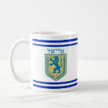 Lion Judah Emblem Ariel Hebrew Koffiemok<br><div class="desc">Klassieke witte mok van 11 oz. met een afbeelding aan beide zijden van een blauw en geel Lion of Judah embleem met "Ariel" in het Hebreeuws, in blauwe letters boven het en dubbele blauwe streep. Zie bijpassend bord op papier, vierkant keramisch tegels en onderzetters. Zie het volledige collectie van de...</div>