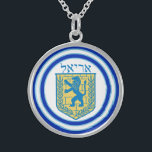 Lion Judah Emblem Ariel Hebrew Sterling Zilver Ketting<br><div class="desc">Middelgroot, rond sterling zilver ketting met een afbeelding van een blauwe en gele lion van het Judah-embleem op wit met lichtblauwe en donkerblauwe randen en "Ariel" in het Hebreeuws in blauwe letters daarboven. Zie bijpassende vierkant knop, vierkante meter, grote vierkante sleutelhanger van hoogwaardig metaal, vierkante dubbelzijdige acrylvezel en polshorloge sleutelhanger....</div>