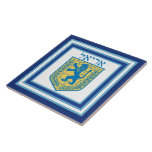 Lion Judah Emblem Ariel Hebrew Tegeltje<br><div class="desc">Vierkante keramische tegels met een afbeelding van een blauw en geel Lion van het Judah-embleem op wit met lichtblauwe en donkerblauwe randen en "Ariel" in het Hebreeuws in blauwe letters erboven. Zie overeenkomende mok, papieren bord en onderzetters. Zie het volledige collectie van de Tegel van Hanukkah onder de categorie van...</div>