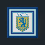 Lion Judah Emblem Ariel Hebrew Vierkante Button 5,1 Cm<br><div class="desc">Vierkante knop met een afbeelding van een blauwe en gele lion van het Judah-embleem op wit met lichtblauwe en donkerblauwe randen en "Ariel" in het Hebreeuws in blauwe letters erboven. Zie bijpassende vierkante meter, grote vierkante sleutelhanger van hoogwaardig metaal, vierkante dubbelzijdige acryl sleutelhanger, rond ketting en polshorloge. Zie het volledige...</div>