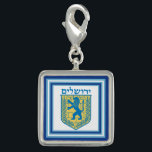 Lion Judah Emblem Jerusalem Hebrew Foto Charm<br><div class="desc">Vierkant sterling zilveren geplateerd met een afbeelding van een blauwe en gele lion van het judah-embleem op wit met lichtblauwe en donkerblauwe randen. Zie bijpassende vierkant knop, grote ronde sleutelhanger van hoogwaardig metaal, vierkante dubbelzijdige acryl sleutelhanger, rond ketting en polshorloge. Zie het volledige collectie van de Hanukkah Charm onder de...</div>