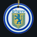 Lion Judah Emblem Jerusalem Hebrew Keramisch Ornament<br><div class="desc">Ronde keramische ornament met aan weerszijden een afbeelding van een blauwe en gele lion van het judah-embleem en brede,  dubbelblauwe randen,  in lichtblauw getrimd op wit. Zie het volledige collectie van het Ornament Hanukkah onder de categorie van het Huis in de sectie van FEESTDAGEN.</div>