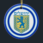 Lion Judah Emblem Jerusalem Hebrew Keramisch Ornament<br><div class="desc">Ronde keramische ornament met aan weerszijden een afbeelding van een blauwe en gele lion van het judah-embleem en brede,  dubbelblauwe randen,  in lichtblauw getrimd op wit. Zie het volledige collectie van het Ornament Hanukkah onder de categorie van het Huis in de sectie van FEESTDAGEN.</div>