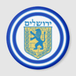 Lion Judah Emblem Jerusalem Hebrew Magneet<br><div class="desc">Ronde magneet met een afbeelding van een blauwe en gele lion van het Judah-embleem en brede dubbele blauwe randen,  in lichtblauw getrimd op wit. Zie het volledige collectie van de Magnet van Hanukkah onder de categorie van het Huis in de sectie van FEESTDAGEN.</div>