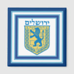 Lion Judah Emblem Jerusalem Hebrew Magneet<br><div class="desc">Square magnet met een afbeelding van een blauwe en gele lion van het embleem van Judah op wit met lichtblauwe en donkerblauwe randen en "Jerusalem" in het Hebreeuws in blauwe letters boven. Zie het volledige collectie van de Magnet van Hanukkah onder de categorie van het Huis in de sectie van...</div>