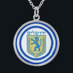 Lion Judah Emblem Jerusalem Hebrew Sterling Zilver Ketting<br><div class="desc">Middelgroot, rond sterling zilver ketting met een afbeelding van een blauwe en gele lion van het Judah-embleem op wit met lichtblauwe en donkerblauwe randen en "Jeruzalem" in het Hebreeuws in blauwe letters boven. Zie bijpassende vierkant knop, vierkante meter, grote ronde sleutelhanger van hoogwaardig metaal, vierkante dubbelzijdige acrylvezel en polshorloge sleutelhanger....</div>