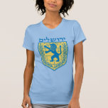 Lion Judah Emblem Jerusalem Hebrew T-shirt<br><div class="desc">Het babyblauwe Bella Canvas met een afbeelding van een blauwe en gele lion van het embleem van Judah met "Jerusalem" in het Hebreeuws in blauwe letters daarboven. Zie het volledige collectie Hanukkah Apparel onder de categorie APPAREL in de sectie FEESTDAGEN.</div>