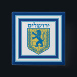 Lion Judah Emblem Jerusalem Hebrew Vierkante Button 5,1 Cm<br><div class="desc">Vierkante knop met een afbeelding van een blauwe en gele lion van het Judah-embleem op wit met lichtblauwe en donkerblauwe randen en "Jeruzalem" in het Hebreeuws in blauwe letters erboven. Zie bijpassend vierkant charm, grote ronde sleutelhanger van hoogwaardig metaal, vierkant dubbelzijdig acrylvezel, rond ketting en polshorloge. Zie het volledige collectie...</div>