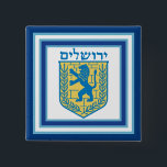 Lion Judah Emblem Jerusalem Hebrew Vierkante Button 5,1 Cm<br><div class="desc">Vierkante knop met een afbeelding van een blauwe en gele lion van het Judah-embleem op wit met lichtblauwe en donkerblauwe randen en "Jeruzalem" in het Hebreeuws in blauwe letters erboven. Zie bijpassend vierkant charm, grote ronde sleutelhanger van hoogwaardig metaal, vierkant dubbelzijdig acrylvezel, rond ketting en polshorloge. Zie het volledige collectie...</div>