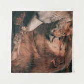 LION LYING ON BROWN ROCK WANDKLEED (Voorkant (horizontaal))