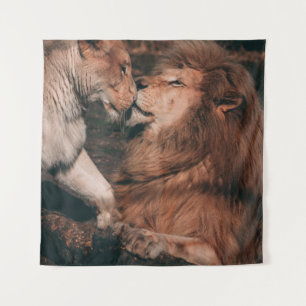 LION LYING ON BROWN ROCK WANDKLEED