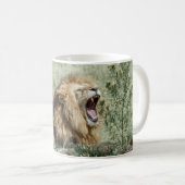 LION LYING ON GREEN GRASS TIS DAG KOFFIEMOK (Voorkant rechts)