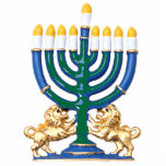 Lion Menorah Sculpture Staand Fotobeeldje<br><div class="desc">Acrylfotosculptuur van een blauwe,  groene en goudmenorah met negen verlichte kaarsen en twee gouden leeuwen aan de basis. Zie bijpassende acrylfoto-beeldhouwpin,  sleutelhanger,  magneet en siermateriaal. Zie het volledige collectie van de Schoculptuur van de Foto van Hanukkah onder de categorie van het Huis in de sectie van FEESTDAGEN.</div>