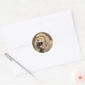Lion met hoge spanning ronde sticker (Envelop)