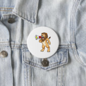 Lion met microfoon ronde button 7,6 cm (In situ)