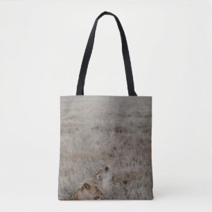 LION OP BROWN GRASS FIELD TIJDENS DAG TOTE BAG