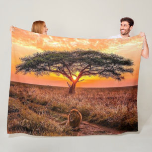 LION OP DE AFRIKAANSE PLAINS FLEECE DEKEN