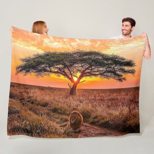 LION OP DE AFRIKAANSE PLAINS FLEECE DEKEN (In situ)