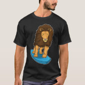 Lion Surfer Surfboard T-shirt (Voorkant)