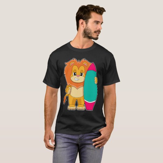 Lion Surfing Surfboard Summer T-shirt (Voorkant volledig)