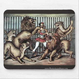 Lion Tamer in kooi met Lions Circus Poster Muismat