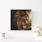 Lion tegen stormachtige hemel vierkante klok (Huis)