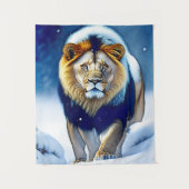 Lion Walking in Winter Snow Wandkleed (Voorkant)
