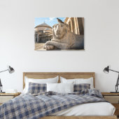 Lionbeeld voor de historische kerk canvas afdruk (Insitu (Slaapkamer))