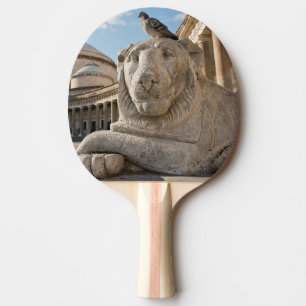 Lionbeeld voor de historische kerk tafeltennisbatje