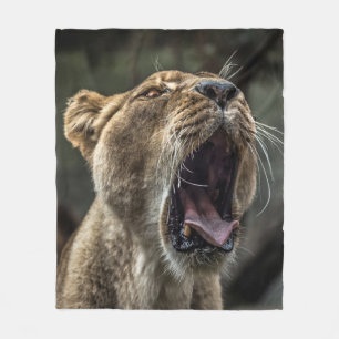 LIONESS YAWNING FLEECE DEKEN