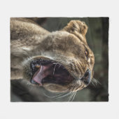 LIONESS YAWNING FLEECE DEKEN (Voorkant (Horizontaal))