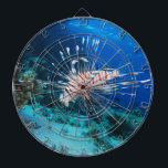 Lionfish of Pterois Miles, Ocean Reef Fish Dartbord<br><div class="desc">Een schacht van zonlicht doorboort het blauwe water en verlicht een levendig koraalrif vol leven. Zonlicht danst op het oppervlak en creëert een glinsterend pad over het turquoise zand dat naar links toe zachtjes omhoog helt. Op de voorgrond komen kleurrijke koralen net uit de zeebodem, zoals miniatuur, levende tenten in...</div>