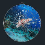 Lionfish of Pterois Miles, Ocean Reef Fish Dartbord<br><div class="desc">Een schacht van zonlicht doorboort het blauwe water en verlicht een levendig koraalrif vol leven. Zonlicht danst op het oppervlak en creëert een glinsterend pad over het turquoise zand dat naar links toe zachtjes omhoog helt. Op de voorgrond komen kleurrijke koralen net uit de zeebodem, zoals miniatuur, levende tenten in...</div>