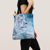 Lionsneeuw die op een kunstdier ligt tote bag (Dichtbij)