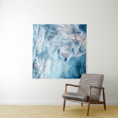 Lionsneeuw die op een kunstdier ligt wandkleed (In Situ (horizontaal))