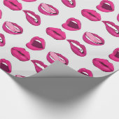lippenstift hot-pink op zilvergrijze cadeauverpakk cadeaupapier (Hoek)