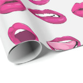 lippenstift hot-pink op zilvergrijze cadeauverpakk cadeaupapier (Rol Hoek)